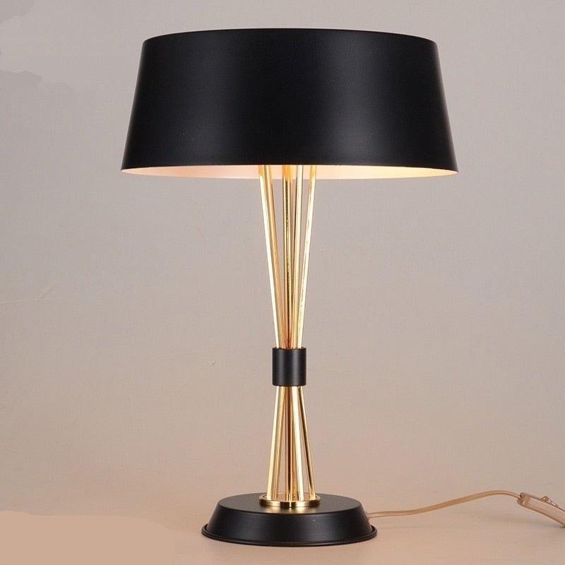 Moderne Tischlampe in Schwarz & Gold