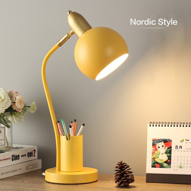 Stylische Schreibtischlampe für das Arbeitszimmer