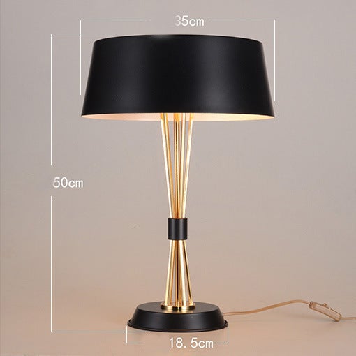 Moderne Tischlampe in Schwarz & Gold