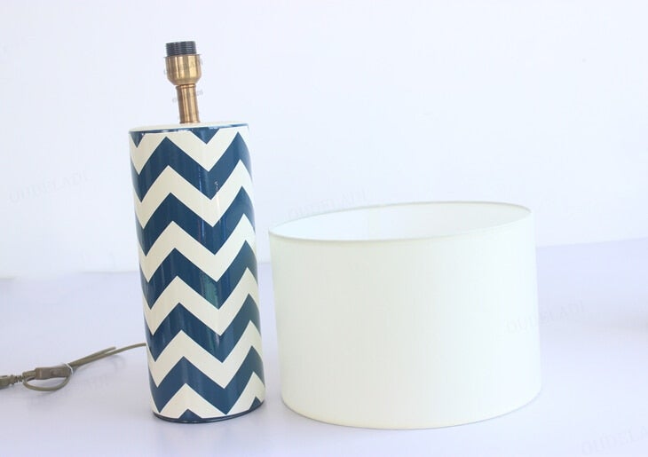 Nachttischlampe aus Keramik im Streifen design