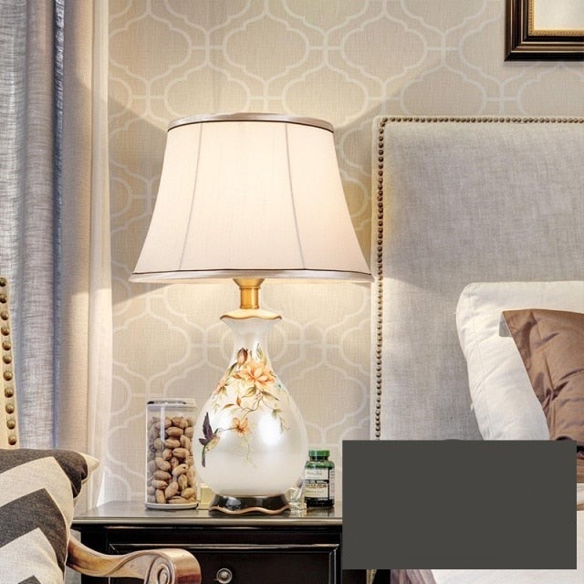 Einfache Tischlampe aus Keramik