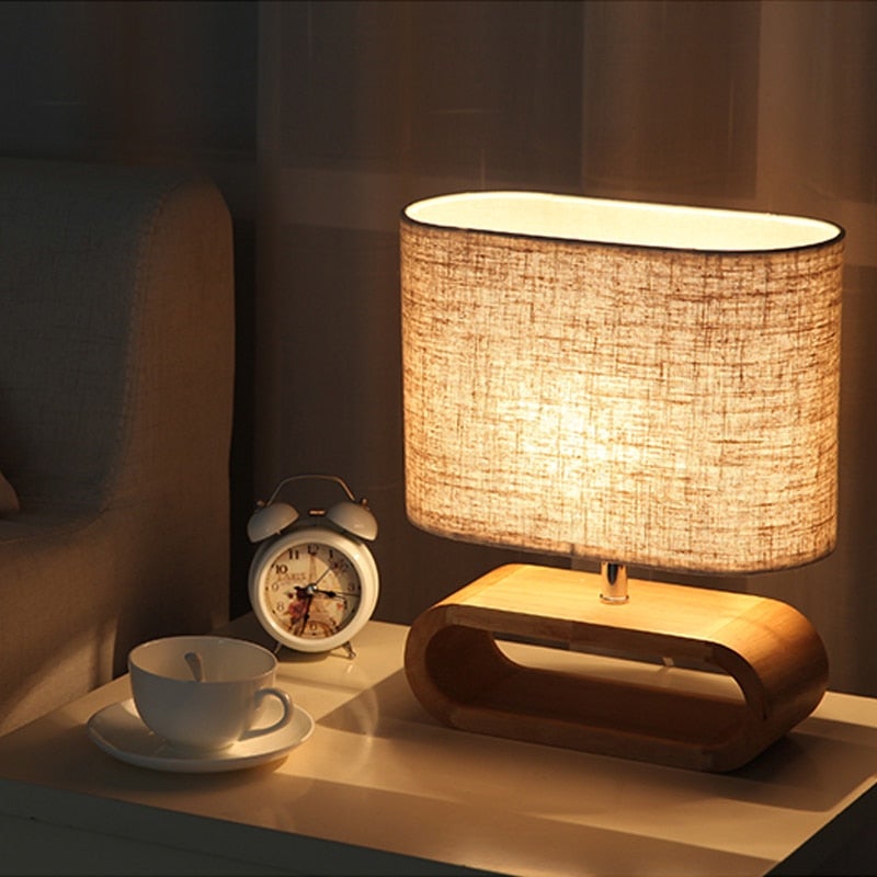 Tischlampe aus Holz mit ovalem Fuß