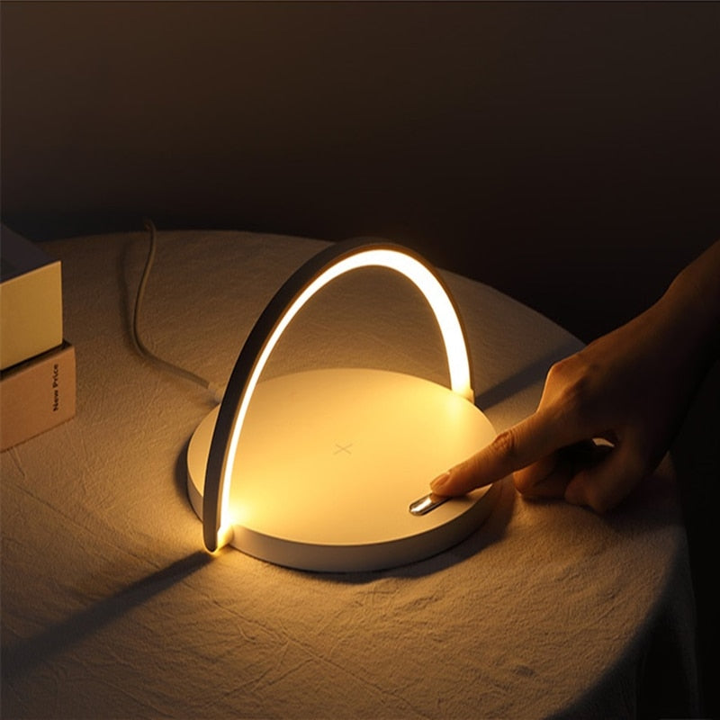 Dimmbare LED-Tischlampe mit kabellosem Ladegerät