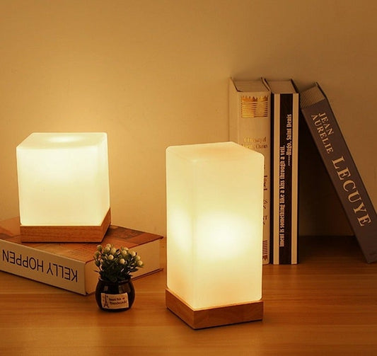 Moderne Nachttischlampe aus Milchglas