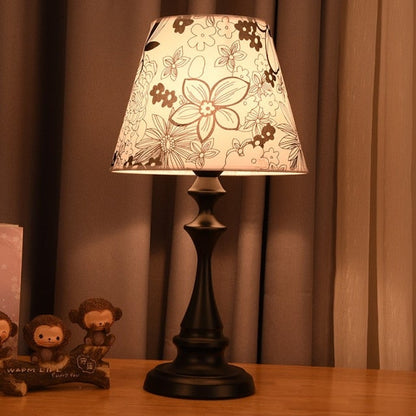 Blumen Schlafzimmer Nachttischlampe Lampenschirm aus amerikanischem Leinen